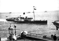 Paddle-Steamer-approaching-Hastings-Pier.-1906.